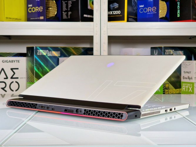 Herní notebook Dell Alienware M17 R2 - ZÁRUKA 12M | 17,3" 144Hz | Intel Core i7-9750H | RTX 2060 6GB | 16GB DDR4 | 512 SSD | WIN11