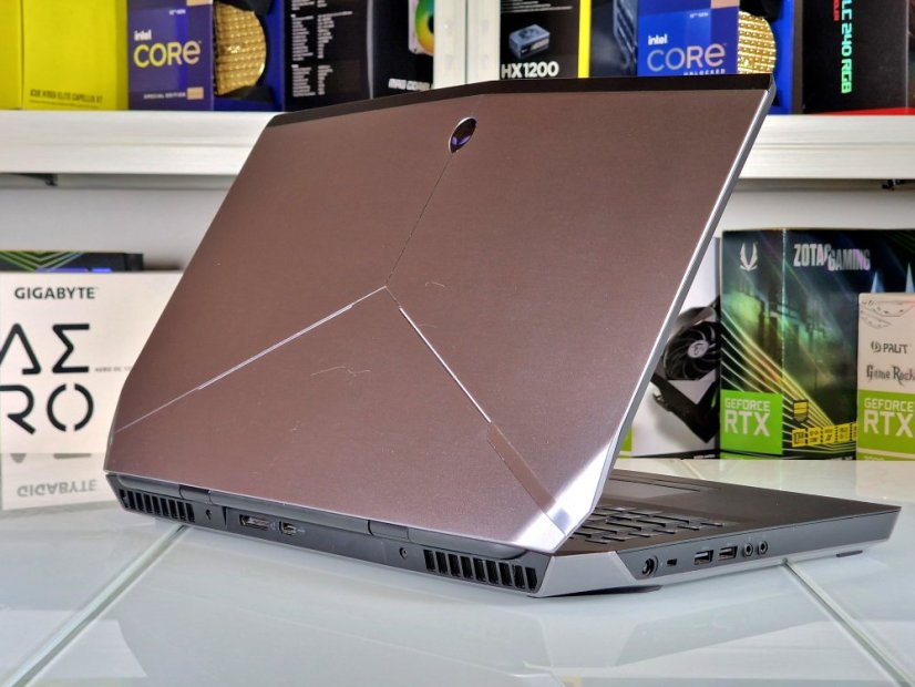 Gaming Laptop Dell Alienware 17 R3 Gebraucht - GARANTIE 12M | 17,3" FullHD | i7-6820HK | GTX 980 8GB | 16GB | 1000 SSD | WIN11
