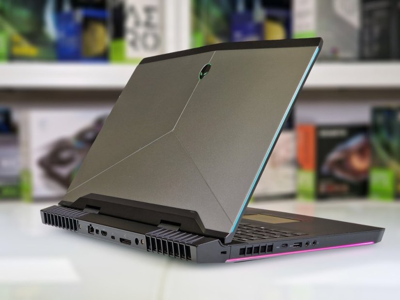 PC Portable Gamer Dell Alienware M17 R4 • GARANTIE 12M • 17,3 FHD • i7-7700HQ • GTX 1070 8GB • 16GB • 128 SSD + 1TB HDD • WIN11