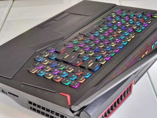 Herný notebook MSI TITAN GT75 - ZÁRUKA 12M | 17,3" FullHD 120Hz | Intel Core i7-7820HK | GTX 1080 8GB | 32 GB | 512 SSD + 1 TB HDD | WIN11