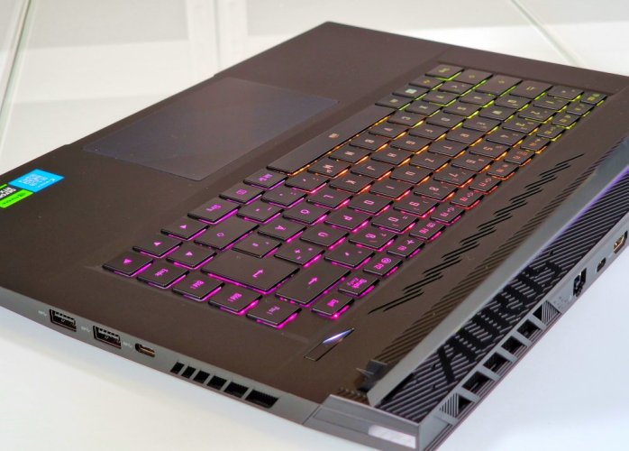 Herný notebook GIGABYTE AORUS 15 - ZÁRUKA 12M | Intel Core i5-12500H | 16 GB | RTX 4060 8GB | 512 GB SSD