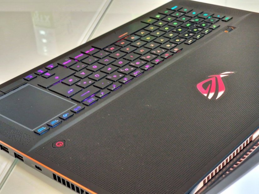 Herní notebook ASUS Zephyrus S • ZÁRUKA 12M • 17,3 144Hz FHD • Intel Core i7-8750H • RTX 2080 8GB • 16 GB RAM • 1000 SSD • WIN11