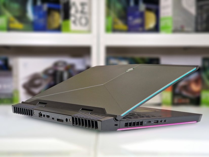PC Portable Gamer Dell Alienware M17 R4 • GARANTIE 12M • 17,3 FHD • i7-7700HQ • GTX 1070 8GB • 16GB • 128 SSD + 1TB HDD • WIN11