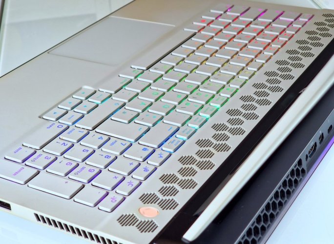 Herní notebook Dell Alienware M17 R2 - ZÁRUKA 12M | 17,3" 144Hz | Intel Core i7-9750H | RTX 2060 6GB | 16GB DDR4 | 512 SSD | WIN11