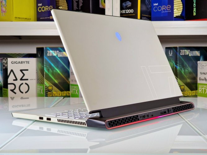 Herní notebook Dell Alienware M17 R2 - ZÁRUKA 12M | 17,3" 144Hz | Intel Core i7-9750H | RTX 2060 6GB | 16GB DDR4 | 512 SSD | WIN11