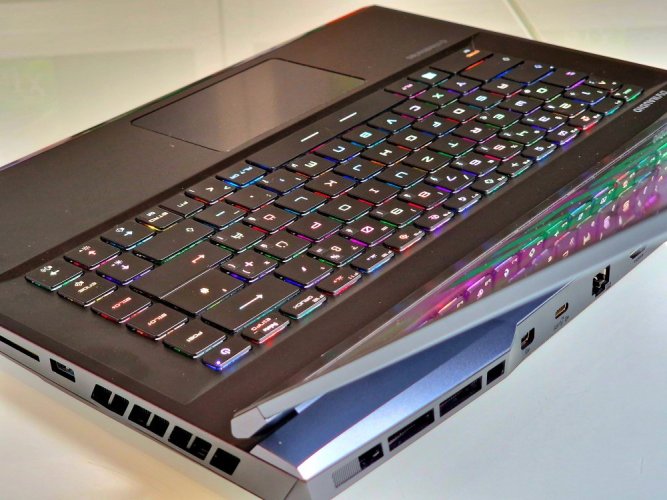 Poleasingowy Laptop do gier MSI Raider GE66 - GWARANCJA 12M | 15,6" 240 Hz | i7-10750H | RTX 2070 8 GB | 16 GB | 1000 SSD | WIN11