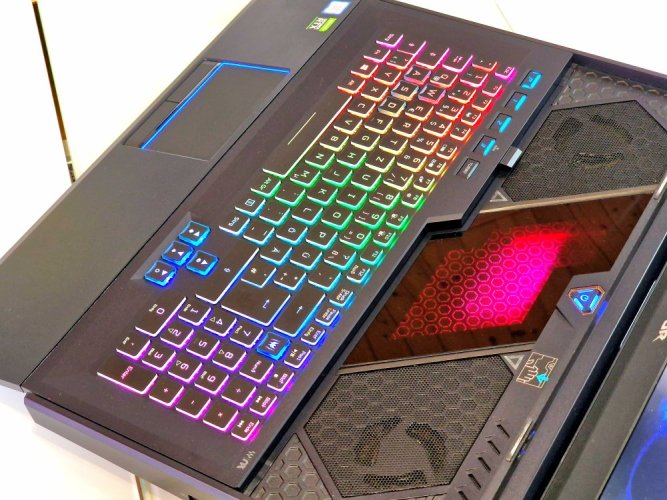 Herní notebook Acer Predator Helios 700 - ZÁRUKA 12M | 17,3" 144Hz  | Intel Core i7-9750H | RTX 2070 8GB | 32 GB | 512 SSD | WIN11