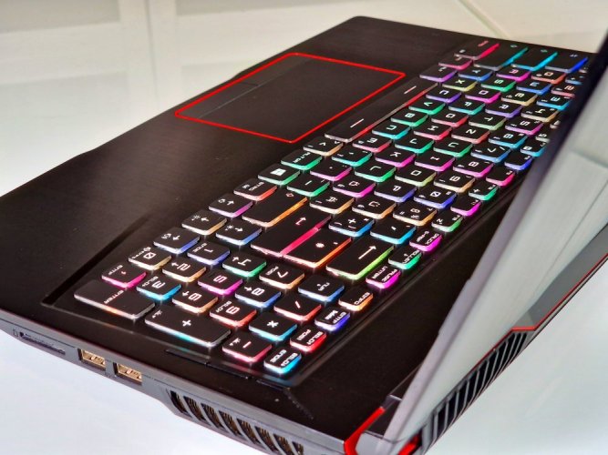 Herný notebook MSI Raider GE63VR - ZÁRUKA 12M | 15,6" FullHD | Intel Core i7-7700HQ | GTX 1070 8GB | 16 GB | 256 SSD+1TB HDD | WIN11