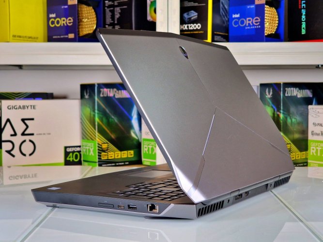Gaming Laptop Dell Alienware 17 R3 - GARANTIE 12M | 17,3" FullHD | i7-6820HK | GTX 980 8GB | 16GB | 1000 SSD | WIN11