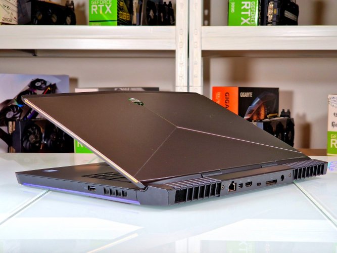 Herný notebook Dell Alienware M15 R3 - ZÁRUKA 12M | 15,6" 120Hz | i7-7820HK | GTX 1070 8GB | 16GB | 512 SSD + 1TB HDD | WIN11