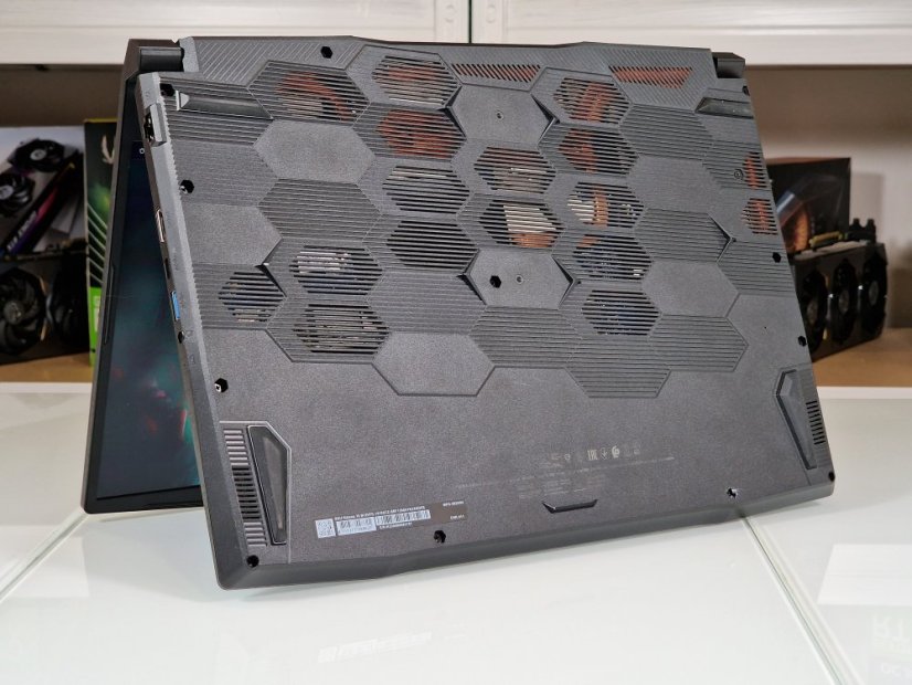 Gaming Laptop MSI KATANA 15 B13VGK Gebraucht - GARANTIE 24M | 15,6" 144 Hz | Intel Core i7-12650H | RTX 4070 8GB | 16GB DDR5 | 1000 SSD | WIN11