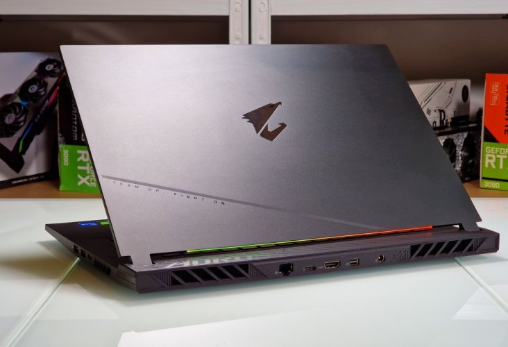 Herný notebook GIGABYTE AORUS 15 - ZÁRUKA 12M | Intel Core i5-12500H | 16 GB | RTX 4060 8GB | 512 GB SSD