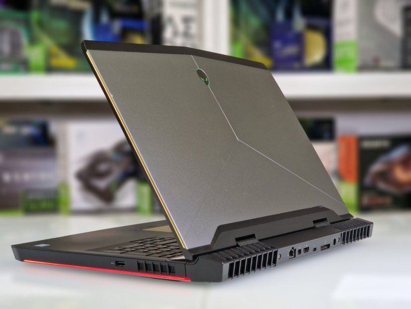 PC Portable Gamer Dell Alienware M17 R4 • GARANTIE 12M • 17,3 FHD • i7-7700HQ • GTX 1070 8GB • 16GB • 128 SSD + 1TB HDD • WIN11