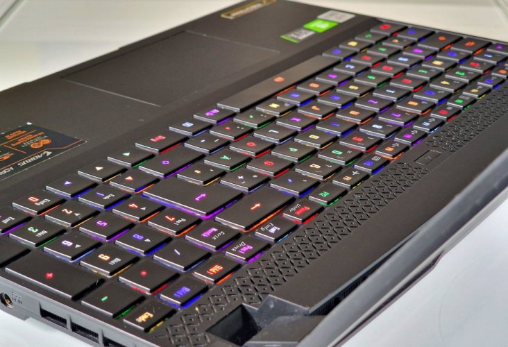 Gaming-Laptop GIGABYTE AORUS 15 - GARANTIE 12M | 15,6" 240Hz | Intel Core i7-10870H | 32 GB | RTX 3080 8GB | 1000 GB SSD | WIN11