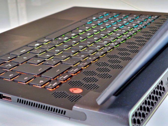 Gaming Laptop Dell Alienware M15 R5 - GARANTIE 12M | 15,6" 165Hz | AMD Ryzen 7 5800H | RTX 3060 6GB | 16GB | 512 SSD | WIN11