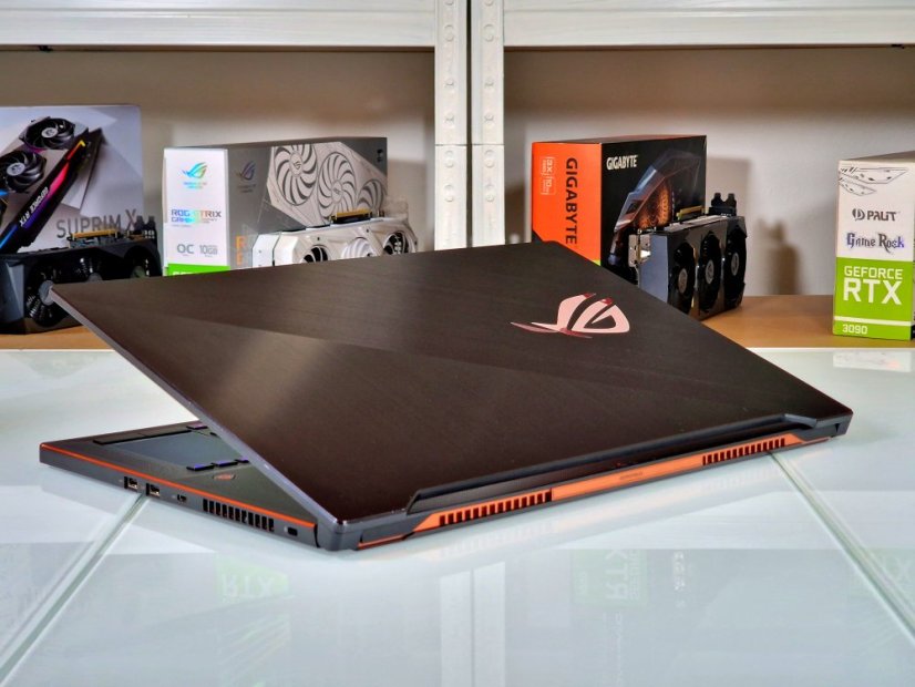 Herní notebook ASUS Zephyrus S • ZÁRUKA 12M • 17,3 144Hz FHD • Intel Core i7-8750H • RTX 2080 8GB • 16 GB RAM • 1000 SSD • WIN11