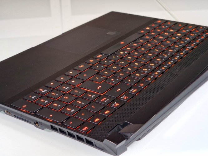 Herný notebook GIGABYTE AERO 15 OLED SA - ZÁRUKA 12M | 15,6" 4K OLED | Intel Core i7-9750H | 16 GB | GTX 1660Ti 6GB | 512 GB SSD | WIN11