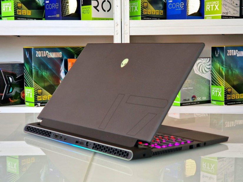 Herní notebook Dell Alienware M17 - ZÁRUKA 12M | 17,3" 144Hz | Intel Core i7-9750H | RTX 2070 8GB | 16GB | 512 SSD | WIN11