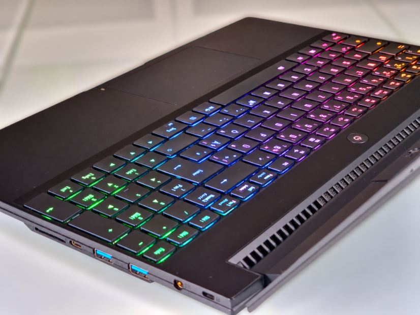 Gaming-Laptop GIGABYTE AERO 15 • GARANTIE 12M • 15,6 144Hz • Intel Core i7-8750H • 16 GB • RTX 2060 6GB • 512 SSD • WIN11