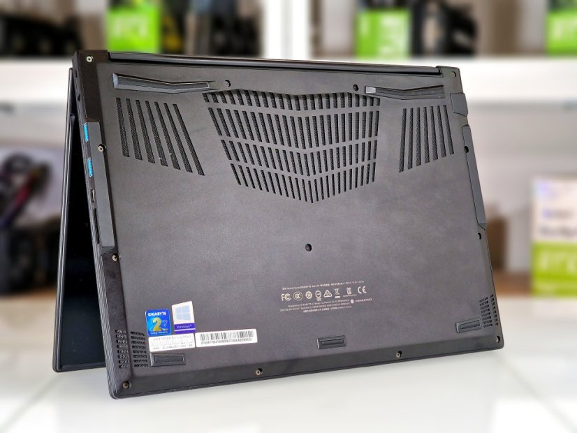 Herní notebook GIGABYTE AERO 15 • ZÁRUKA 12M • 15,6 240Hz • Intel Core i7-9750H • 32 GB • RTX 2080 8GB • 1000 SSD • WIN11