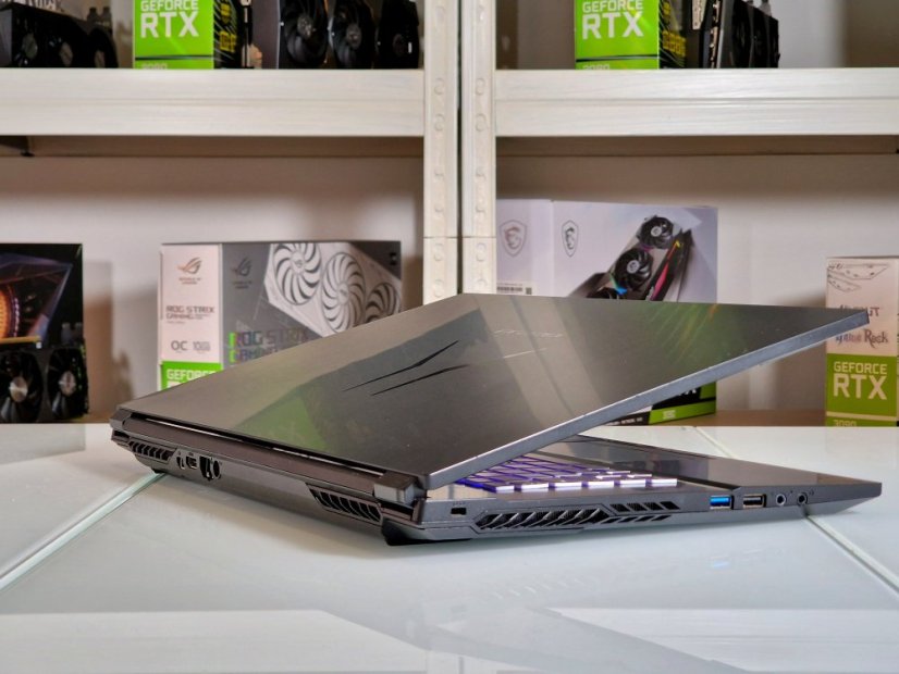 Gaming Laptop MEDION ERAZER Defender E10 Gebraucht - ZÁRUKA 12 | 17,3" 144Hz | Intel Core i7-10750H | 16GB | GTX 1650 | 512 SSD | WIN11