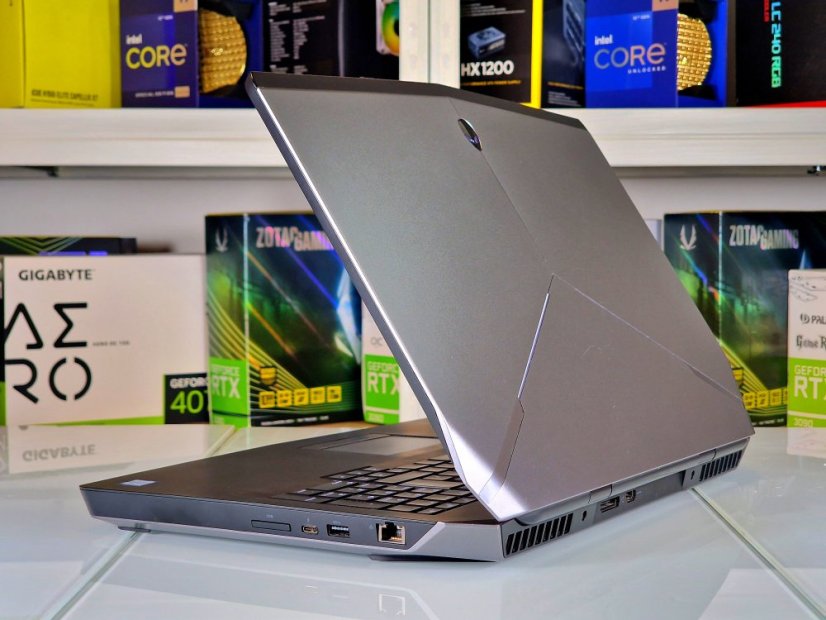 Gaming Laptop Dell Alienware 17 R3 Gebraucht - GARANTIE 12M | 17,3" FullHD | i7-6820HK | GTX 980 8GB | 16GB | 1000 SSD | WIN11