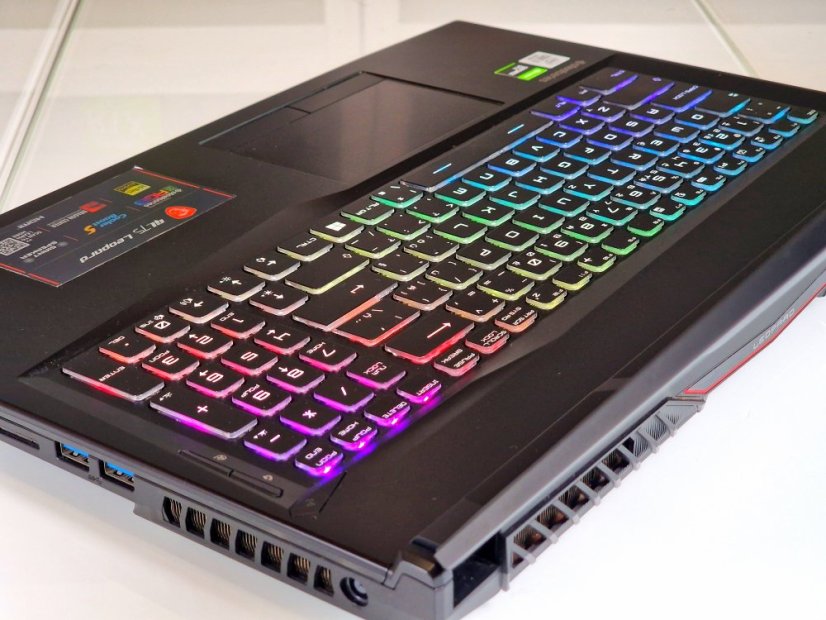 Laptop do gier MSI TITAN GT75 - GWARANCJA 12M | 17,3" FullHD 120 Hz | Intel Core i7-7700HQ | GTX 1070 8 GB | 16 GB | 256 SSD + 1 TB HDD | WIN11