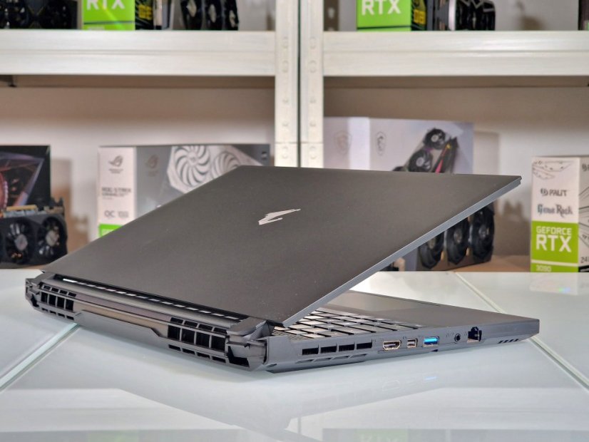 Gaming Laptop GIGABYTE AORUS 5 Gebraucht - GARANTIE 12M | 15,6" 144Hz | Intel Core i7-12700H | 16 GB | RTX 3070 8GB | 1000 GB SSD | WIN11
