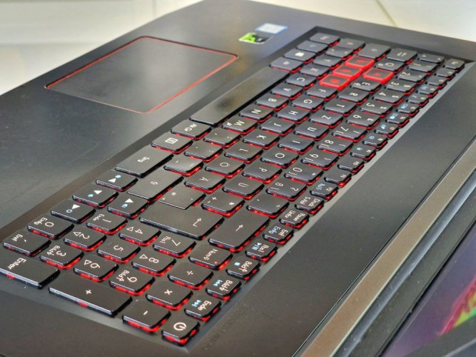 Herný notebook Acer Predator Helios 300 - ZÁRUKA 12M | 17,3" Full HD | Intel Core i5-8300H | GTX 1050 Ti | 12 GB | 128 SSD+1TB HDD | WIN11