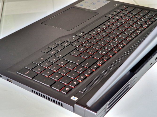 Herní notebook Dell G7 17 7700 - ZÁRUKA 12M | 17,3" FullHD 144Hz | Intel Core i7-10750H | 32GB | RTX 2070 8GB | 1000SSD | WIN11