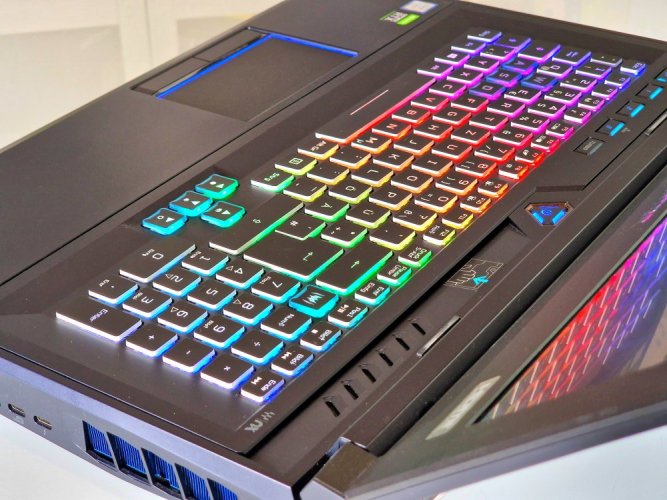 Herní notebook Acer Predator Helios 700 - ZÁRUKA 12M | 17,3" 144Hz  | Intel Core i7-9750H | RTX 2070 8GB | 32 GB | 512 SSD | WIN11