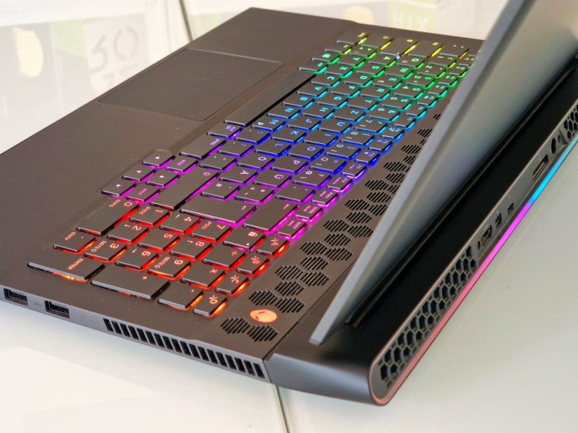 Herní notebook Dell Alienware M17 - ZÁRUKA 12M | 17,3" 144Hz | Intel Core i7-9750H | RTX 2070 8GB | 16GB | 512 SSD | WIN11