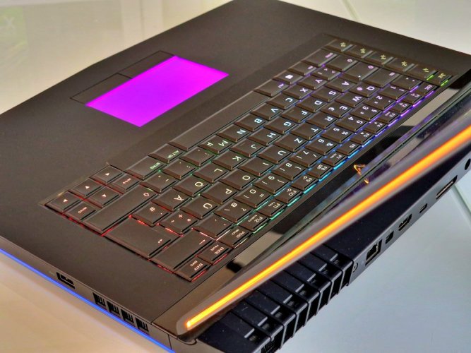 Laptop gamingowy Dell Alienware M15 R3 — GWARANCJA 12M | 15,6" 120 Hz | i7-7820HK | GTX 1070 8 GB | 16 GB | 512 SSD + 1 TB HDD | WIN11