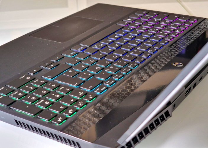 Herní notebook Dell Alienware M15 - ZÁRUKA 12M | 15,6" 144Hz | i9-8950HK | RTX 2080 8GB | 16GB | 500 SSD | WIN11