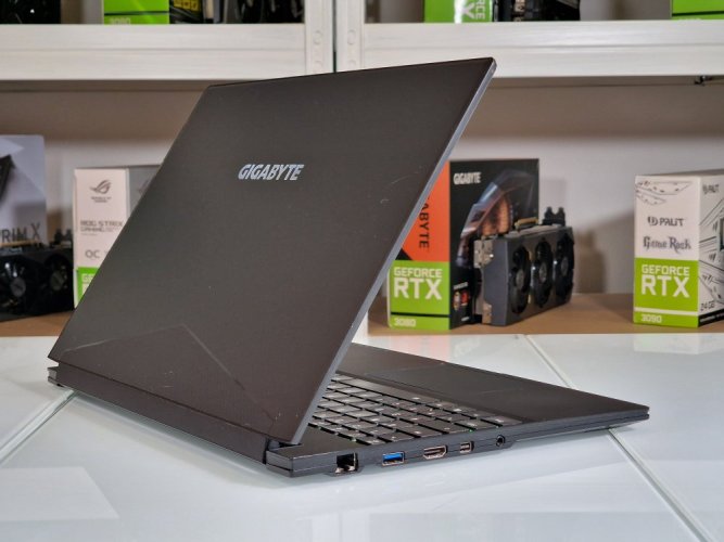 Laptop do gamingowy GIGABYTE AERO 15 - GWARANCJA 12M | 15,6" 144 Hz | Intel Core i7-8750H | 32GB | GTX 1070 8 GB | 1000 SSD | WIN11